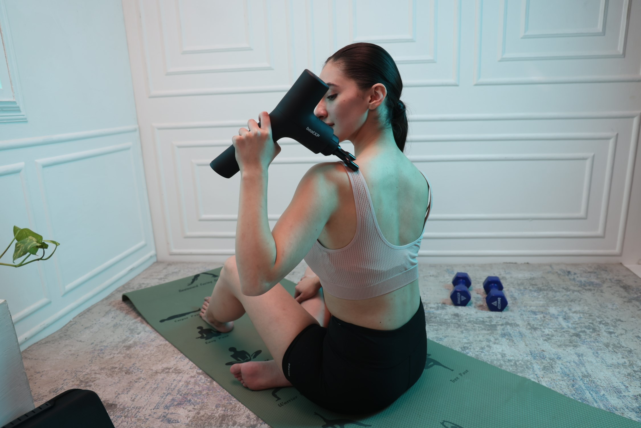 beatxp bolt massage gun with girl